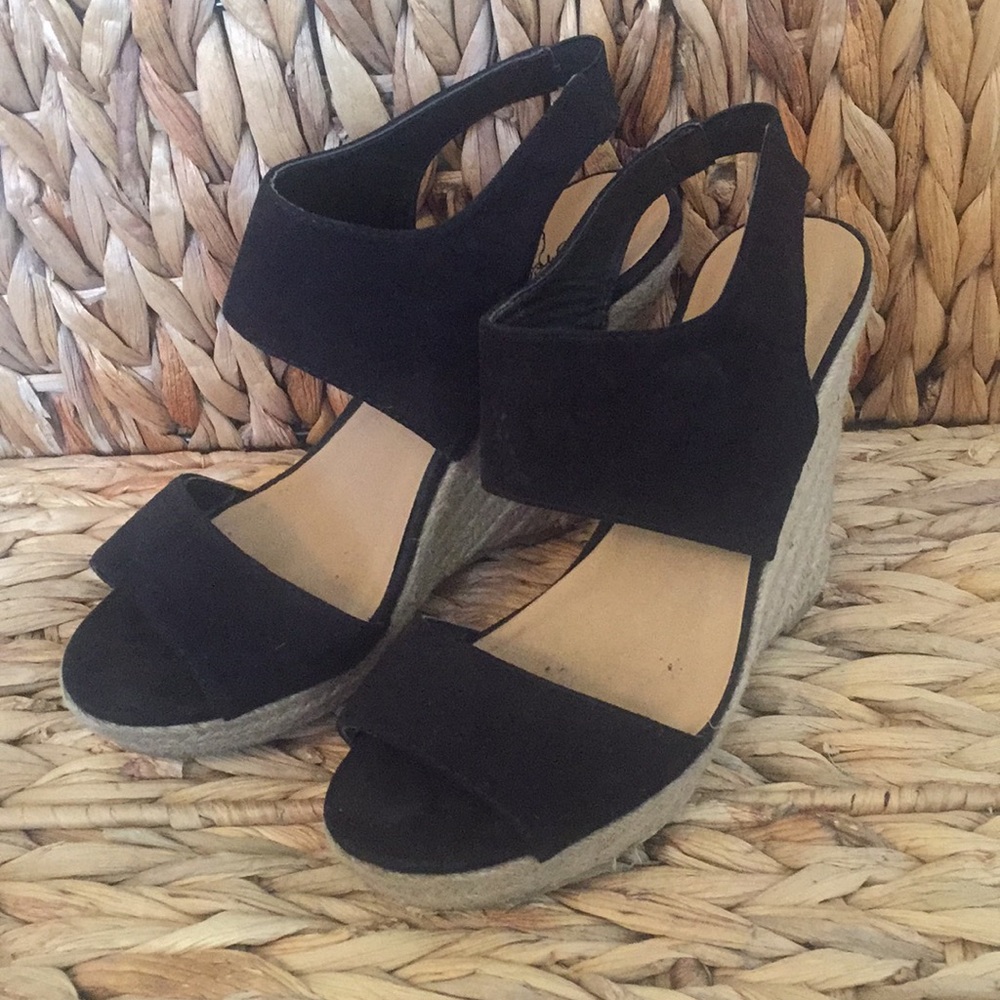 Black wedges